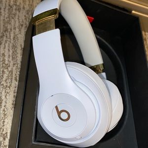 Dr. Dre beats studio 3 wireless headphones